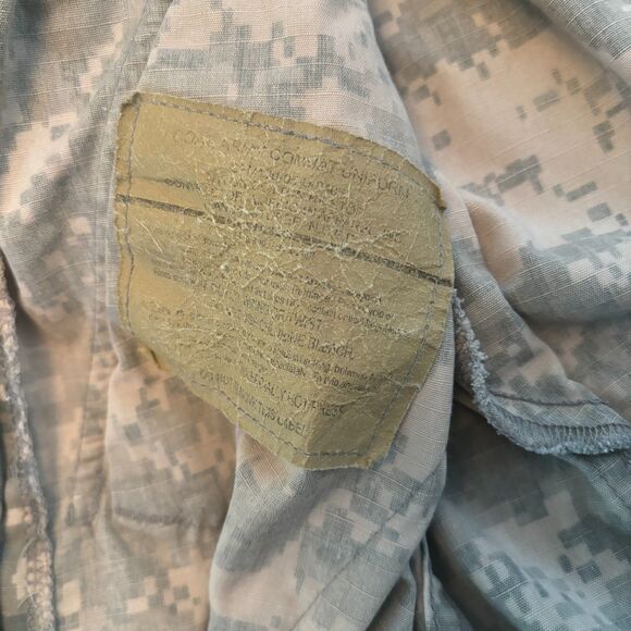 Military Combat Uniform Camo size small - Picture 4 of 8